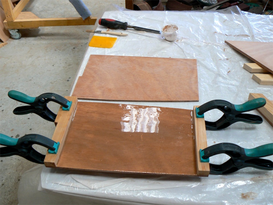 J'ai "glac&eacute;" tr&egrave;s g&eacute;n&eacute;reusement une des joues du puits de d&eacute;rive et fix&eacute; la structure. L'int&eacute;r&ecirc;t de cette tr&egrave;s forte &eacute;paisseur est de prot&eacute;ger le CP des agressions de la d&eacute;rive accompagn&eacute;e de sable et de petits cailoux. 