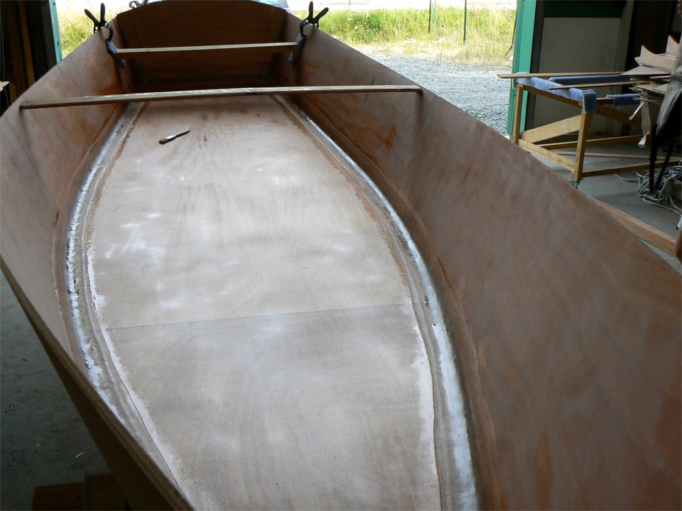 J'ai fini d'appliquer et d'imprégner la seconde couche de tissu de verre sur les joints. 