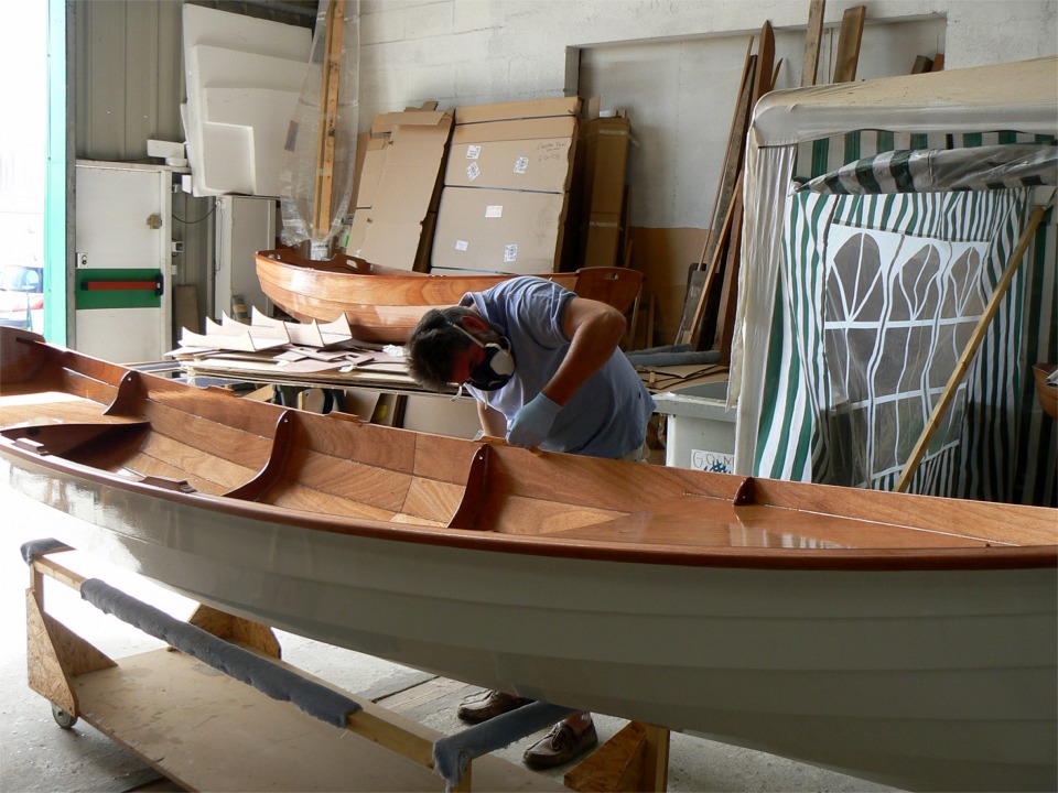 Je suis en train de passer une dernière couche de vernis sur la Yole de Chester avant d'aller la livrer. 