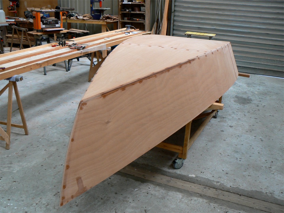 Retour au Jimmy Skiff : je bouche tous les trous et fentes avant de passer à la stratification de l'extérieur de la coque. 