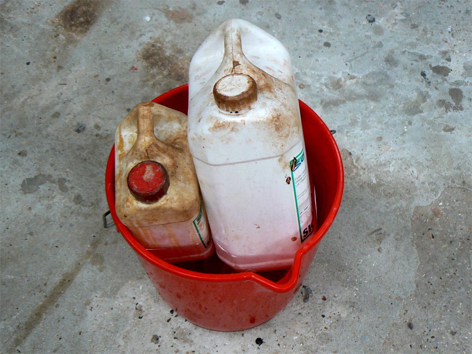 Il fait plus de 30°C ces jours-ci et je raffraichis l'époxy dans un seau dont je change l'eau dès qu'elle arrive à température ambiante. Plus l'époxy est chaude, moins on a de temps pour travailler avant qu'elle ne commence à durcir. Je prends cette photo pour m'en rappeler cet hiver, quand je peinerai à atteindre les 15 ou 18°C minimum ! 