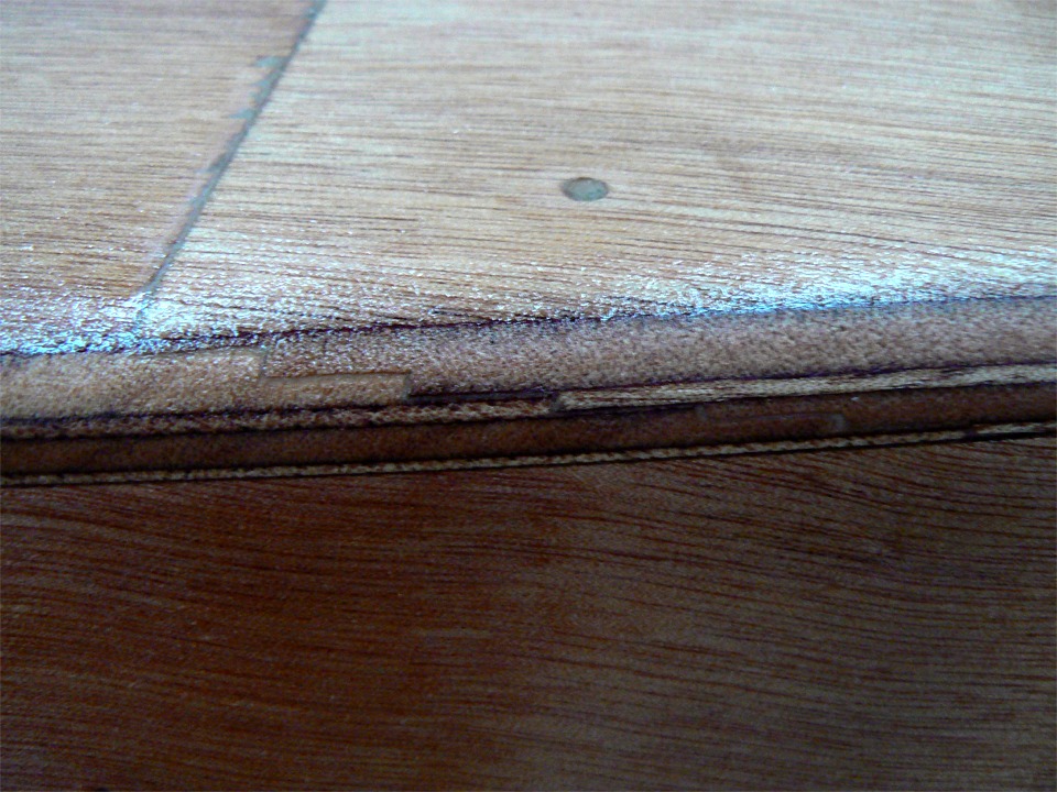Détail du scarf de la sole, coté babord. On voit que le scarf est taillé en "marches d'escalier". J'ai arrondi l'angle droit à la ponceuse sur tout le pourtour, en prévision de la stratification. 