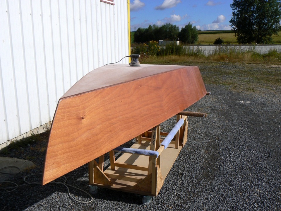 J'ai sorti le Jimmy Skiff pour poncer la couche de saturation afin que la stratification "accroche". L'intérêt de ce ponçage est aussi d'adoucir la surface pour pouvoir étaler le tissu de verre plus facilement. 