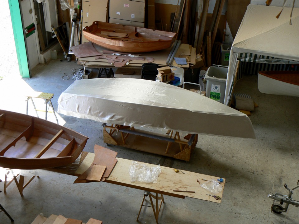 J'ai superposé deux couches du taffetas (fourni avec le kit) qui se croisent sur l'essentiel de la largeur de la sole. 