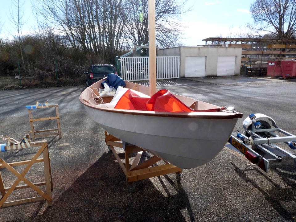 Il y a malheureusement trop de vent pour que j'ose lacher le bateau gr&eacute;&eacute; et m'&eacute;loigner de quelques pas pour prendre une photo de Christophine sous voile. Il faudra attendre les seconds essayages apr&egrave;s le vernis ! C'est bien un foc rouge que l'on aper&ccedil;oit &agrave; l'avant. Christophine sera gr&eacute;&eacute;e en sloop houari avec une grand-voile blanche. 