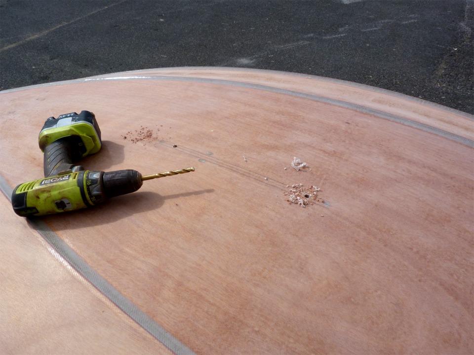 Je commence par percer un trou &agrave; chaque bout de l'ouverture &agrave; r&eacute;aliser. Les deux taches ovales sur l'ext&eacute;rieur du trac&eacute; au bout de la m&ecirc;che de la perceuse sont les mortaises d'alignement du puits de d&eacute;rive. 