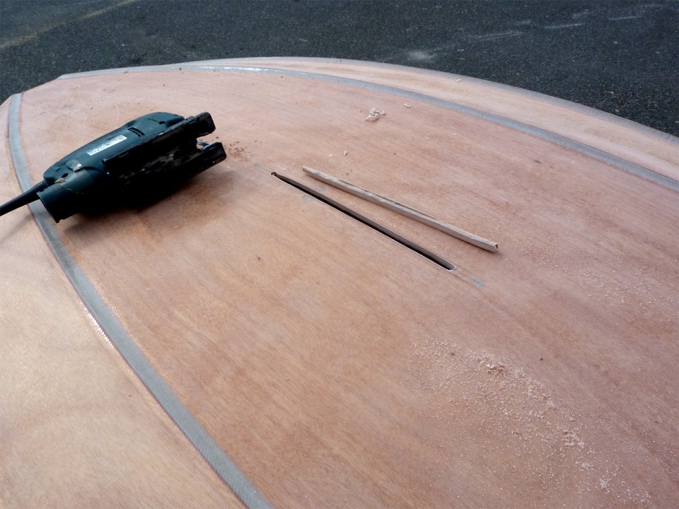 Je fais deux d&eacute;coupes &agrave; la scie sauteuse pour relier les deux trous. Je coupe nettement &agrave; l'int&eacute;rieur du trac&eacute;, par crainte de tailler dans les joues du puits de d&eacute;rive... 