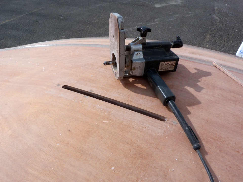 Puis j'utilise cette vieille d&eacute;fonceuse Elu (merci Ludo !) avec une fraise droite &agrave; guide (ou &agrave; copier) afin d'&eacute;largir la fente jusqu'au droit de la face int&eacute;reiure des joues du puits de d&eacute;rive. 