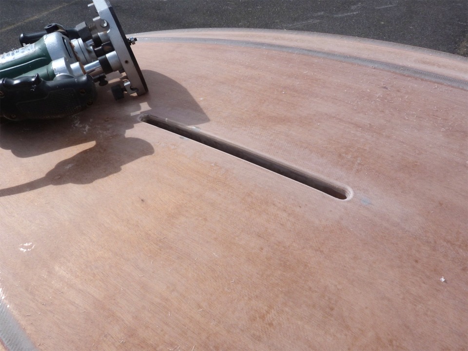 Et je termine avec une seconde d&eacute;fonceuse (import chinois premier prix ) sur laquelle est mont&eacute;e une fraise en quart de rond, aussi guid&eacute;e (ou &agrave; copier), afin d'arrondir l'ar&ecirc;te de la d&eacute;coupe. Avoir plusieurs d&eacute;fonceuses permet de laisser mont&eacute;es et r&eacute;gl&eacute;es en profondeur les fraises les plus utilis&eacute;es. Ces deux d&eacute;fonceuses me permettent de gagner facilement deux heures sur cette op&eacute;ration. 