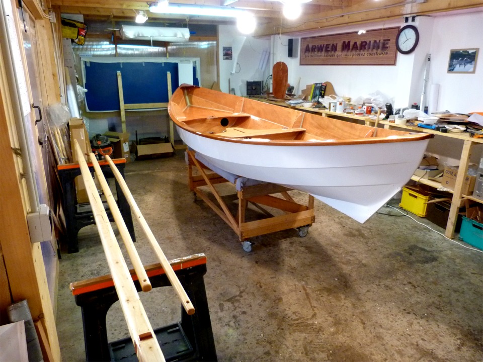 Et j'attaque les quatre couches de vernis sur l'int&eacute;rieur de Christophine et ses espars. 