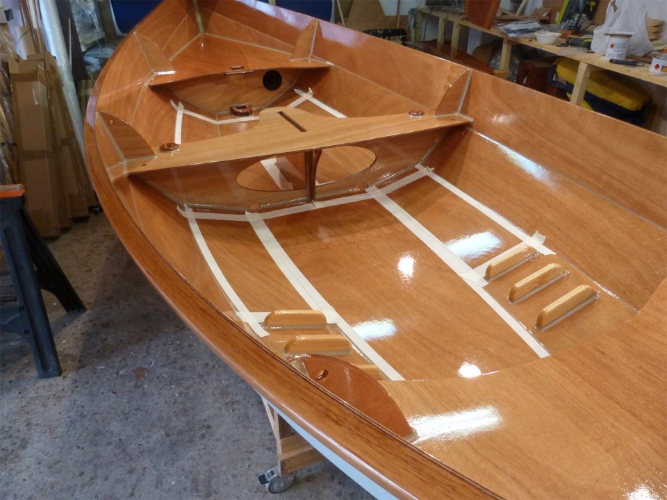 J'ai chang&eacute; de doctrine sur l'antid&eacute;rapant : jusqu'&agrave; pr&eacute;sent, je fixais des microbilles de verres dans la derni&egrave;re couche d'&eacute;poxy, puis je vernissais par-dessus, alors que maintenant je saupoudre une fine poudre de n&eacute;opr&egrave;ne dans la derni&egrave;re couche de vernis. En effet, je me suis aper&ccedil;u que le vernis tenait mal sur les zones d'antid&eacute;rapant ancienne formule, car il est impossible de lui donner une accroche par pon&ccedil;age sur les microbilles. Il s'agit bien sur ici du Skerry "Christophine" qui est enfin en cours de finition. 