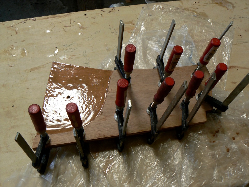 J'ai commencé à assembler les éléments du gouvernail. Ici, collage de l'âme sur l'une des joues. 