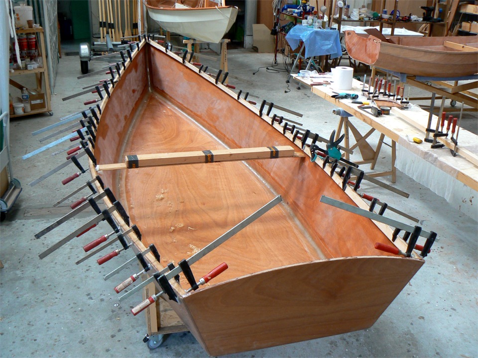 J'ai dû renforcer mon "raidisseur" symbolique qui doit tenir la pression des deux serres qui ont tendance à "fermer" le haut du bordé. 