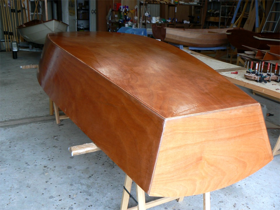 Même étape, vue de l'arrière. Cet angle de vue donne un arrière callipyge au Jimmy Skiff. 