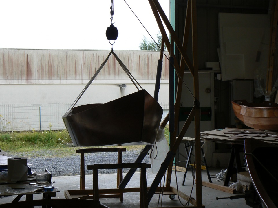 Je pèse la coque, en la chargeant de toutes les pièces qui restent à poser (bancs, pontages, puits de dérive et skeg.) On arrive à 45 kg, diantre ! On a déjà dépassé le poids théorique de 44 kg. J'aurais du peser la sole avant et après la stratification intérieure, non prévue en standard. Je pense qu'on peut lui imputer 500 g, mais guère plus. Mais alors, d'où vient le reste ? 