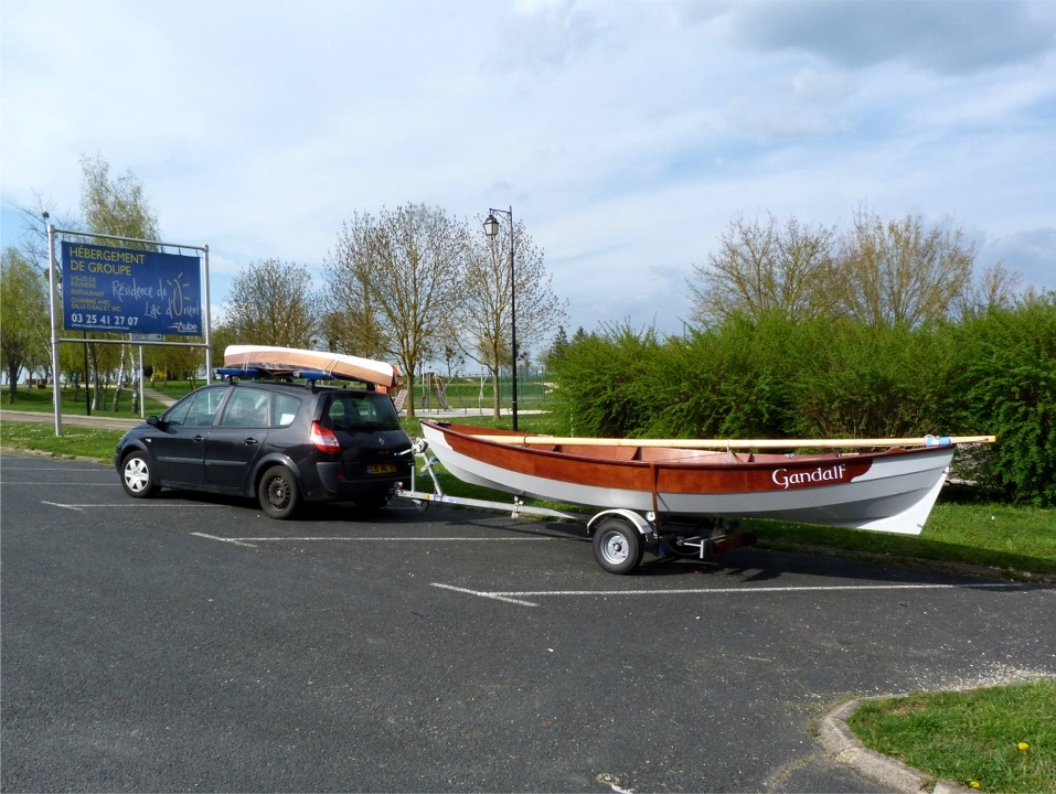 Arrivée vendredi vers 17h à la Résidence du Lac pour finaliser l'organisation pratique de l'hébergement et du ravitaillement pour le week-end. Finalement je n'ai que mon Grand Skerry "Gandalf" et mon Wood Duck 10. J'espérais initialement apporter aussi un Skerry standard et une Yole de Chester, mais la rigueur de l'hiver m'a empéché de les terminer à temps. 