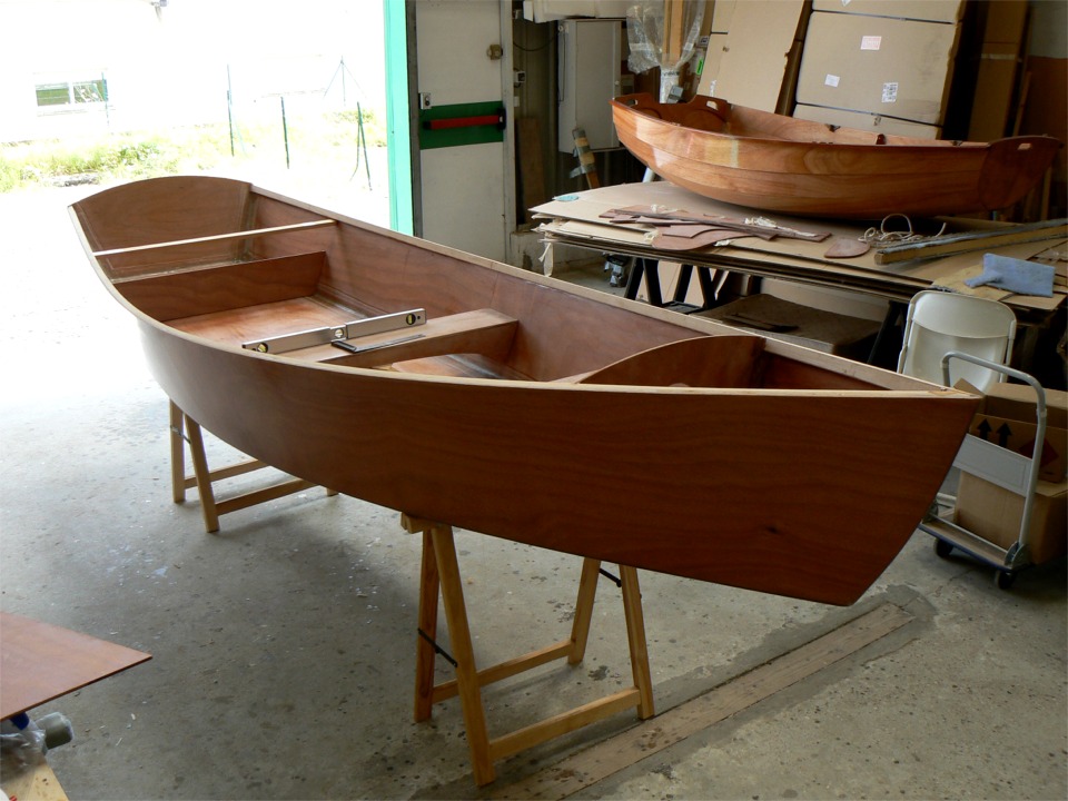 Collage de la structure intérieure : bancs et cloisons avant et arrière. 