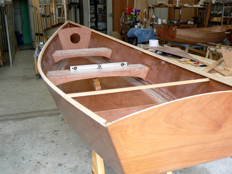 Je m'aide du niveau à bulle et de cales pour positionner le banc milieu.