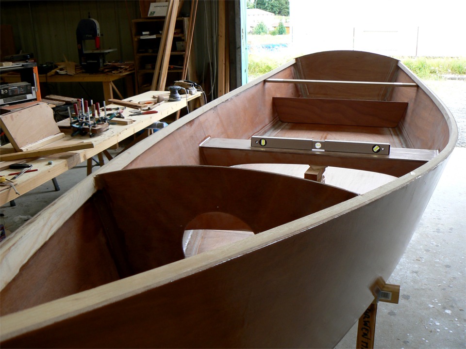 Même étape vue de l'avant. J'ai déjà percé pour la trappe de visite de la cloison avant, mais pas encore pour le nable de la cloison arrière. 