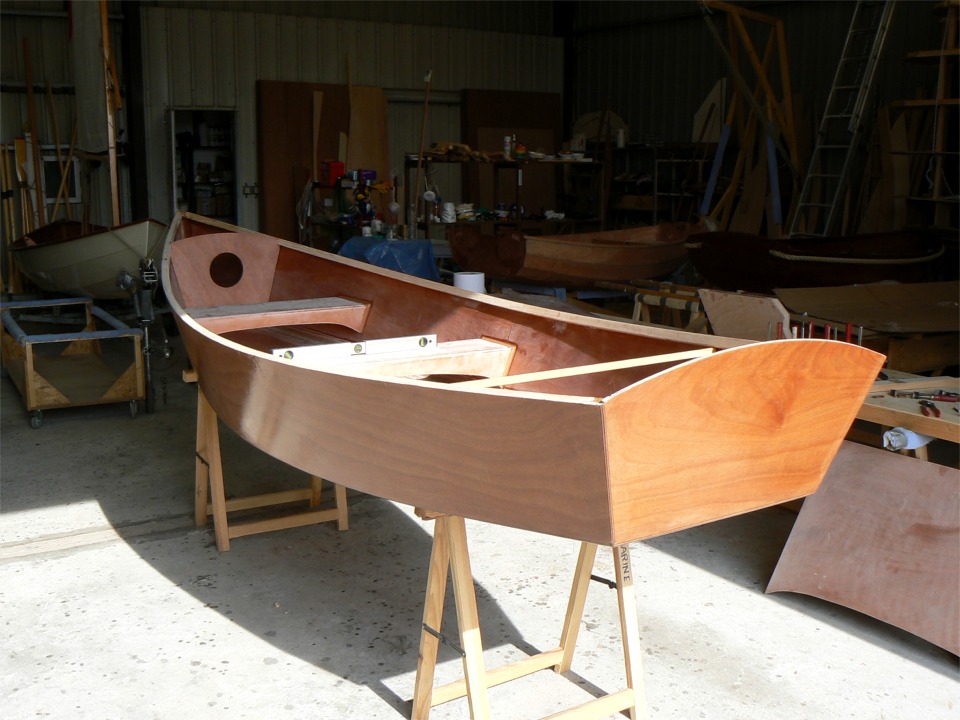 J'ai fait des petits joints-congés dans tous les angles. Je dois encore en faire en dessous des bancs, et je mettrai le bateau à l'envers en hauteur pour ce faire. 