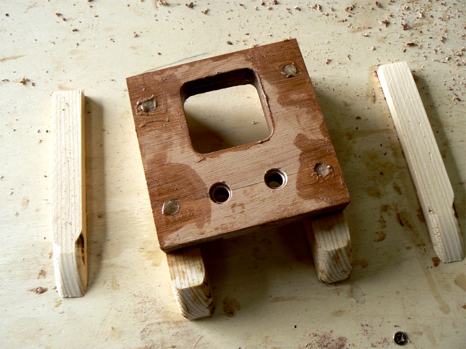 Je viens de coller le pied de mât. J'ai enlevé un petit centimètre de hauteur aux deux supports pour diminuer la hauteur de l'ensemble. Il sera parfait après un petit ponçage... 