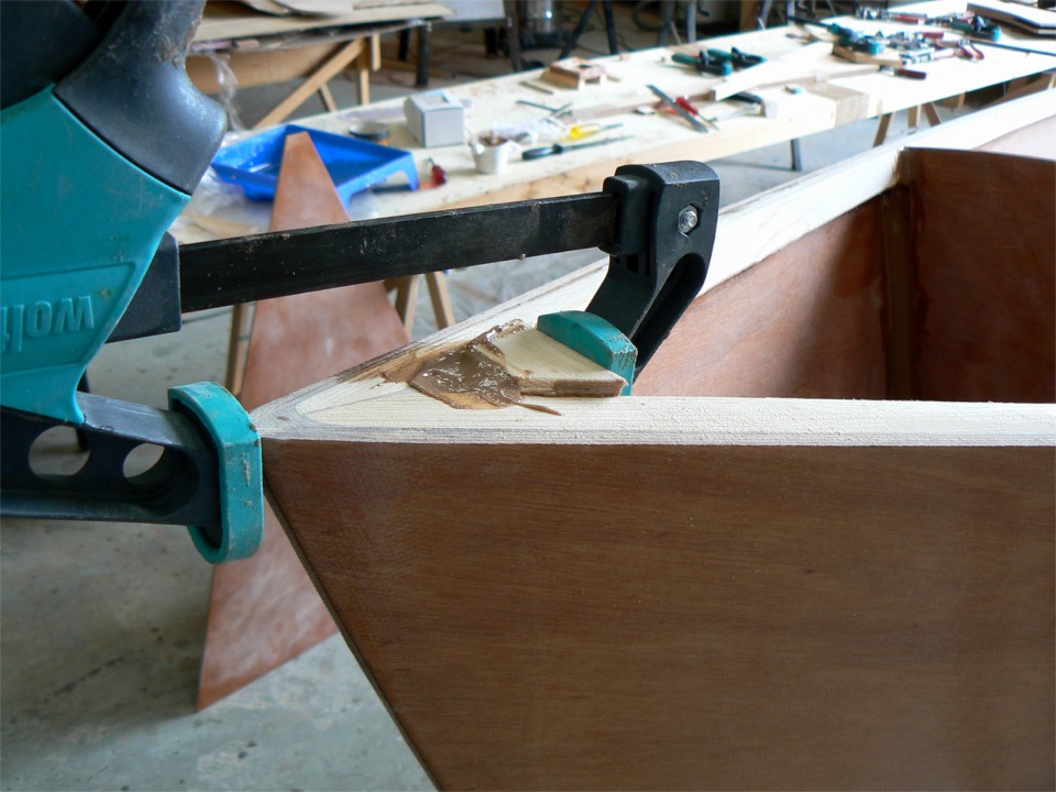 Je colle un "rempli" dans l'étrave afin de pouvoir fixer un anneau d'amarrage sur le petit pontage avant. 