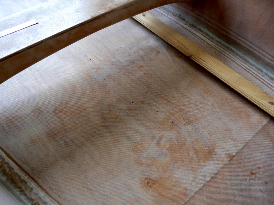 Prêt à coller le puits de dérive : l'emplacement est tracé et les trous des vis sont percés et fraisés (sur l'extérieur !) Il y a une vis de 5x50 dans la structure verticale à chaque bout et deux vis de 4x30 dans le longeron de chaque côté. 