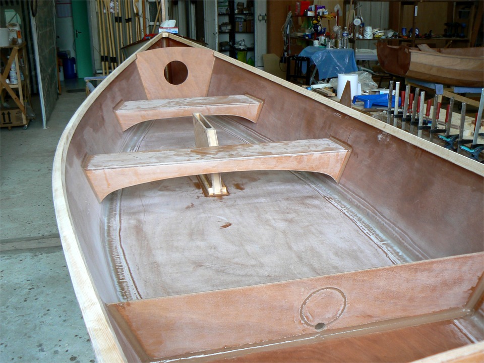 Le puits est collé (et on aperçoit le trou du nable dans le cloison arrière, en bas de la découpe prévue pour une petite trappe de visite, que je n'installe pas et que j'ai donc bouchée à l'époxy chargée. 