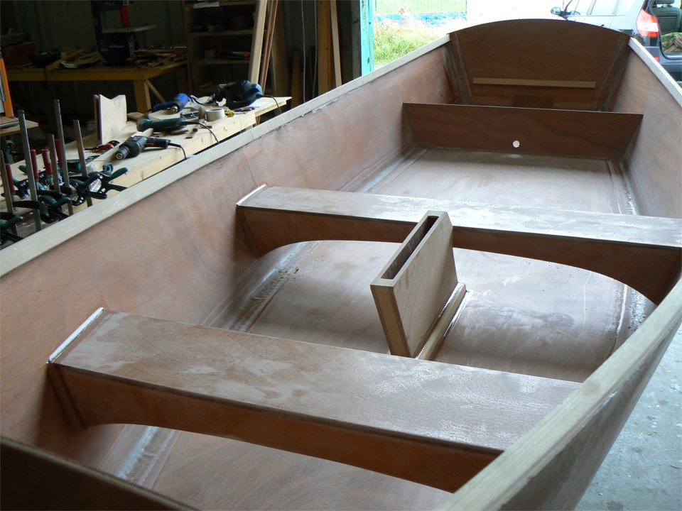 J'ai fixé un tasseau sur le tableau pour appuyer le siège-pontage arrière. 