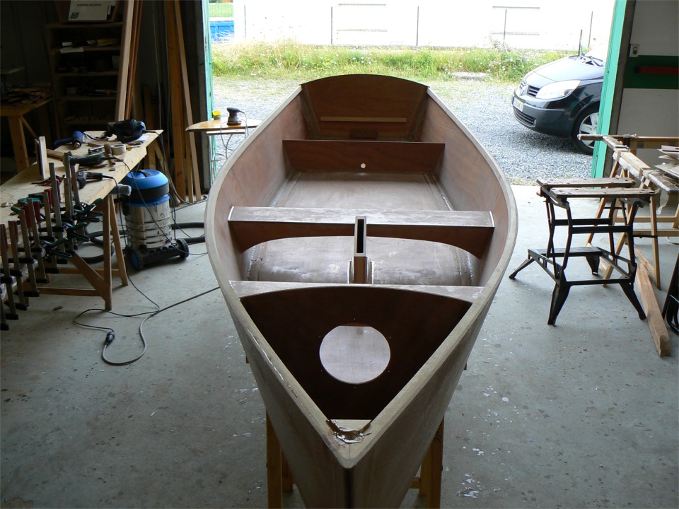 Vue de face. On voit que je dois encore tailler le dessus de mon "rempli" d'étrave. 