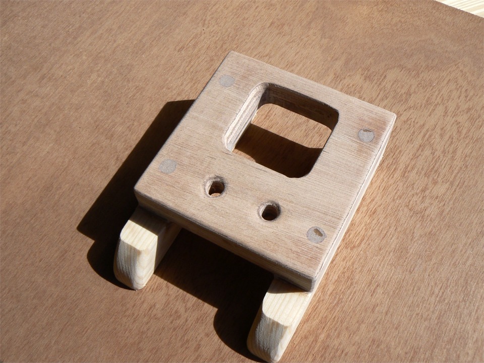 Le pied de mât est prêt à poser. J'ai percé deux tous pour fixer des poulies de renvoi des bouts de réglage du gréement dont je souhaite positionner les coinceurs à portée de main du barreur (reste encore à savoir où.) 