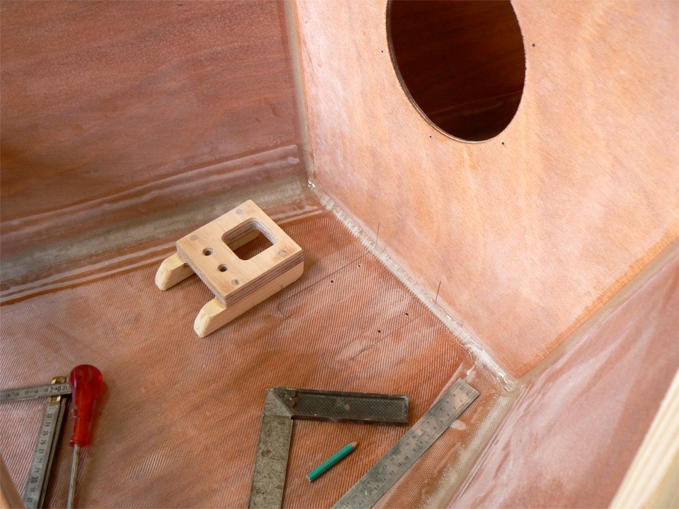 L'emplacement du pied de mât est déterminé, les quatre trous sont percés : c'est prêt à coller ! 