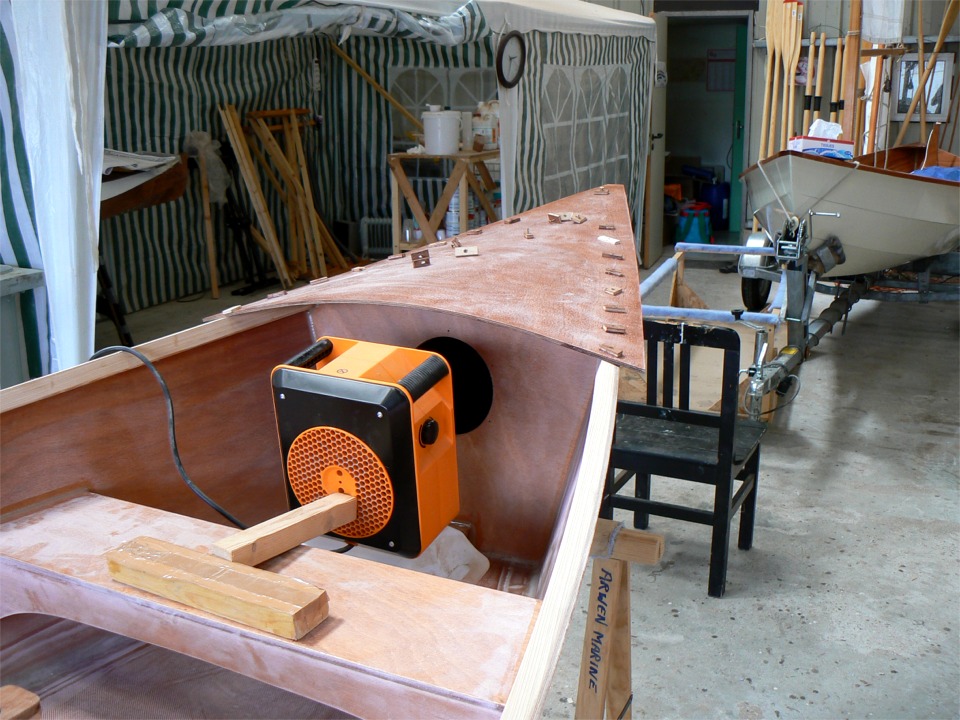 Préformage du pontage avant : j'ai sorti un de mes petits radiateurs soufflants pour chauffer le pontage afin de l'aider à prendre la courbure requise par le fort bouge. 