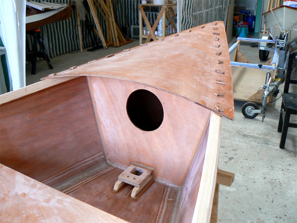 Et c'est collé ! J'ai mis 21 vis temporaires avec des cales de CP pour tenir le pontage. Il reste encore à coller les deux plis du petit brise-lames qui fait aussi raidisseur au bord arrière du pontage, à percer pour le passage du mât et à coller le renfort d'étambrai. 