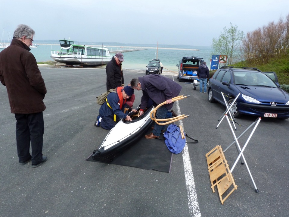 Le montage du Grand Narak 550 de Nautiraid intéresse bon nombre de participants et de visiteurs. Hélas, nous ne pourrons pas terminer son montage ni a fortiori l'essayer sur l'eau car il me manque un couple... Le bateau a été exposé avec d'autres modèles sur un salon et l'un des couples a été rangé dans le mauvais sac. 