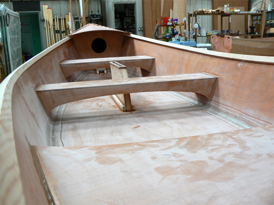 Cet angle de prise de vue audacieux montre bien que le Jimmy Skiff est un grand bateau ! Au passage, je crois bien que le surcroît de poids est à attribuer au puits de dérive et au pied de mât, qui ne doivent pas être inclus dans le poids théorique, car la voile est une option... Et le puits de dérive est un sacré morceau ! 