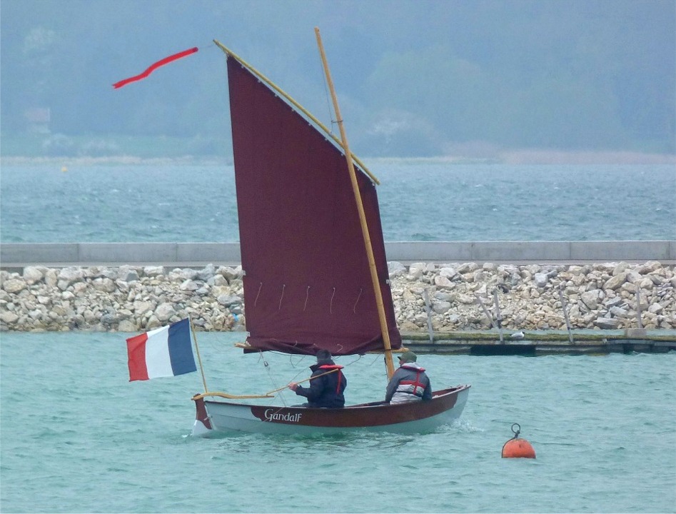 J'ai pris un ris dans la voile de "Gandalf" et je sors en compagnie de Ludo. J'ai installé ce grand pavillon national parce que je veux manifester que je suis un vieux con réactionnaire et parce que je trouve ça joli sur un bateau ! 