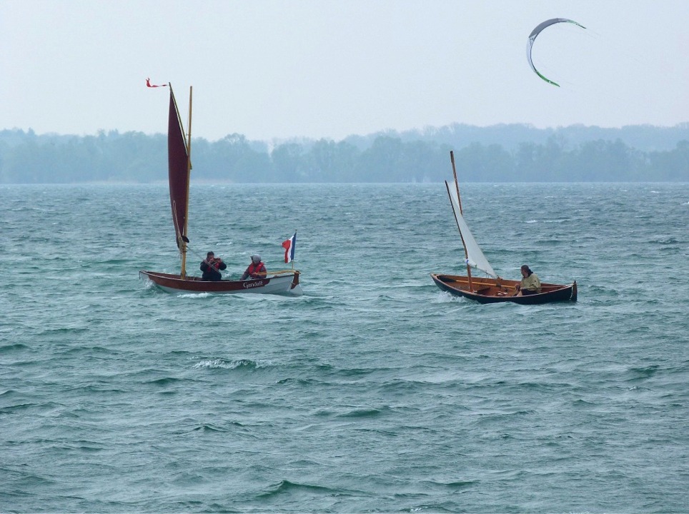 Je tourne une petite vidéo de "Piff". C'est bien une voile de kite-surf que l'on aperçoit au-dessus de "Piff". Cette vidéo est intéressante pour ce qu'elle montre de l'aisance du Skerry à passer dans un clapot modéré. Voir la vidéo. 