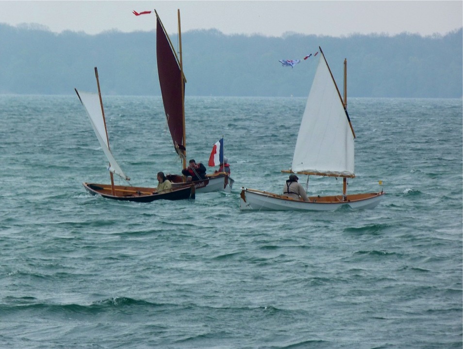 "La Marie Pupuce" qui nous a rejoint, est en train de virer, avec deux ris dans sa voile. Si seulement il y avait un peu de soleil, ce seraient les conditions parfaites : une bonne brise régulière qui n'a pas encore eu ni le temps ni la distance pour lever un gros clapot. Les bateaux marchent vite et on ne se fait pas trop mouiller. 