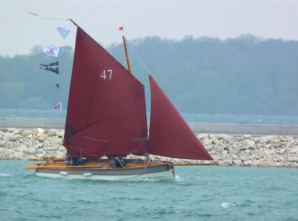 "Thema" a pris deux de ses trois ris et marche à fond sur l'eau plate derrière l'abri de la jetée du port du Mesnil-St-Père. 