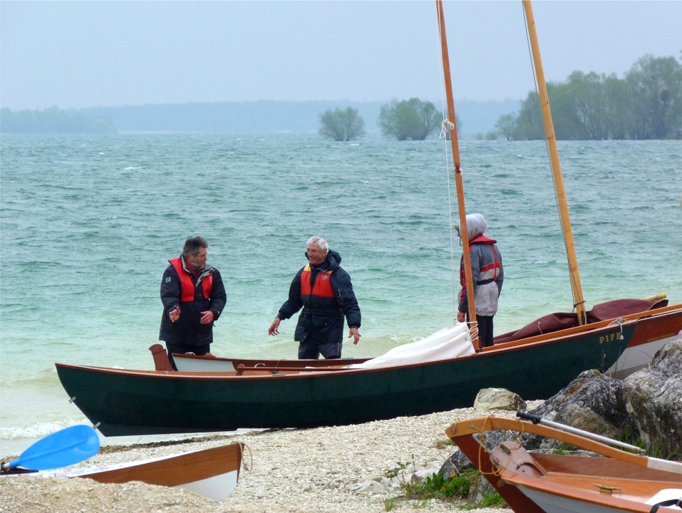 Entre deux sorties, nous discutons de nos bateaux, de leur manoeuvre, de leur équipement, etc, etc... 