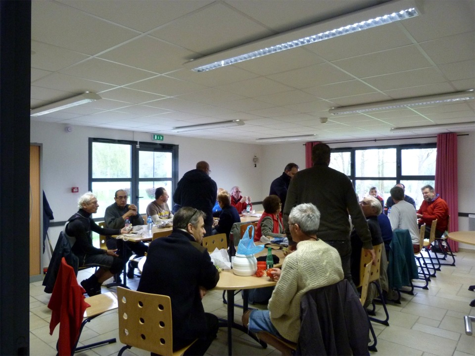 Pique-nique à l'abri dans une salle de la Résidence du Lac : nettement plus confortable que dehors en plein vent et dans le froid. 