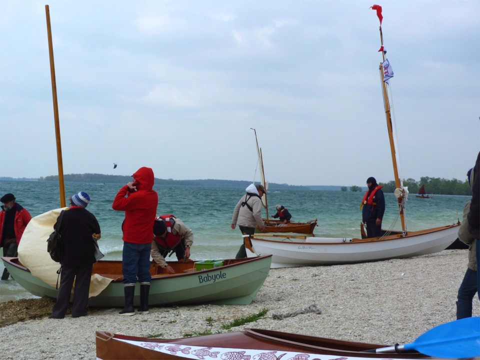 Chacun s'affaire autour de son bateau ou de celui des autres, et les équipages se font et se défont au gré des sorties. 