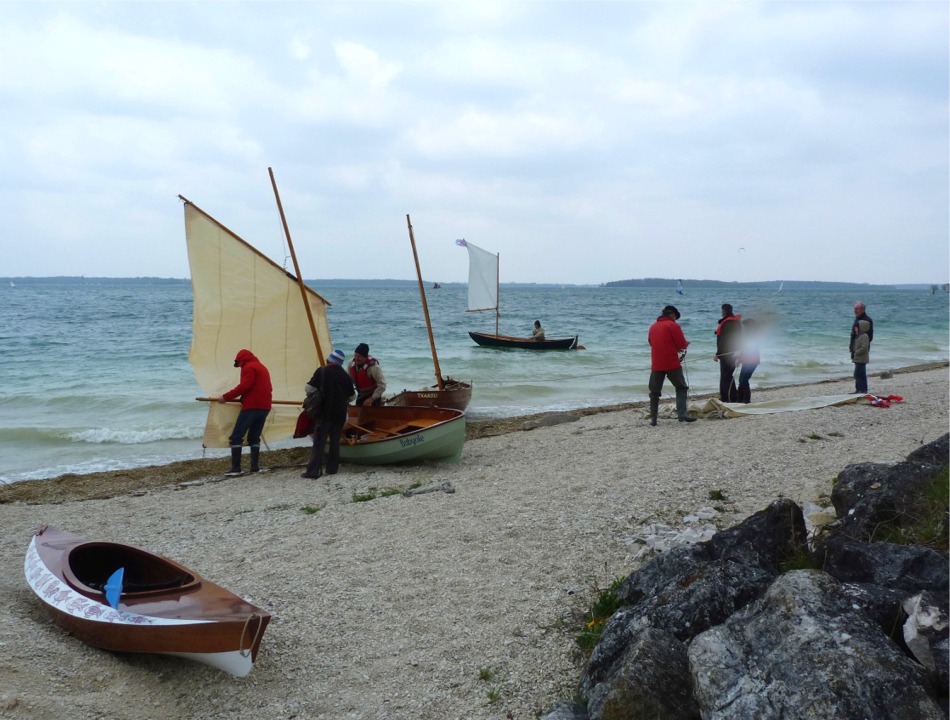 Pas d'amateur pour l'instant pour sortir le Wood Duck 10. Claude prend le ris de la nouvelle voile au tiers de "Babyole", tandis que Charles-Edouard a étalé celle de "Txakoli" sur la plage afin de la mettre au clair. Jean-David vient de démarrer sur "Piff". 