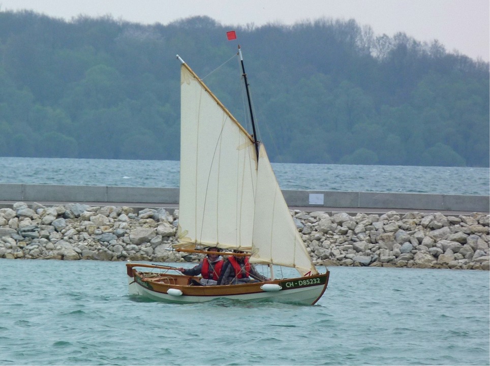 Ludo a attendu Hubert pour sortir "Anouket", toujours aussi photogénique avec deux ris dans la grand-voile et un dans le foc. 