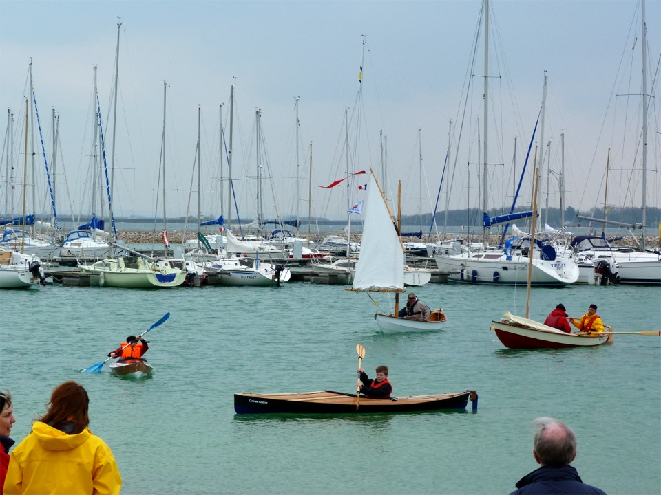 Contraste saisissant entre nos petits bateaux au premier plan et ce qui se trouve aux pontons du port du Mesnil-St-Père...