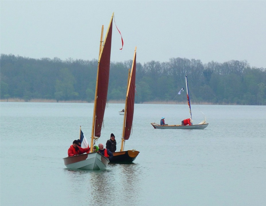 "Gandalf", le PassageMaker Dinghy "Joli Jeanlin" et "Paprika". "La Marie Pupuce" est presque totalement cachée par la voile d'Alain sur "Joli Jeanlin". Notez une fois encore comme la voile de "Gandalf" est plate. 