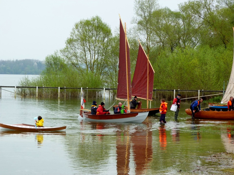 Arrivée sur le lieu du pique-nique, sur la plage prairie du Club de voile de Haute Seine. 