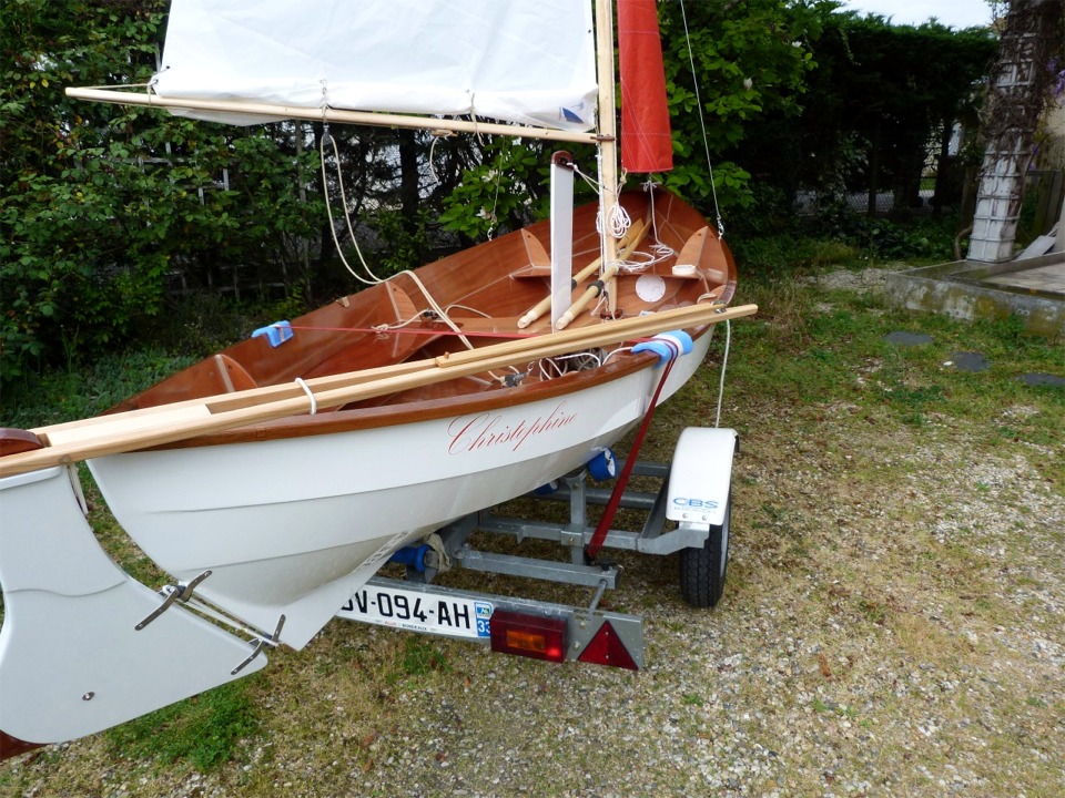 Livraison &agrave; Bordeaux : nous avons gr&eacute;&eacute; "Christophine" avec St&eacute;phane, son propri&eacute;taire, et testons ici la prise de ris dans la grand-voile houari. 