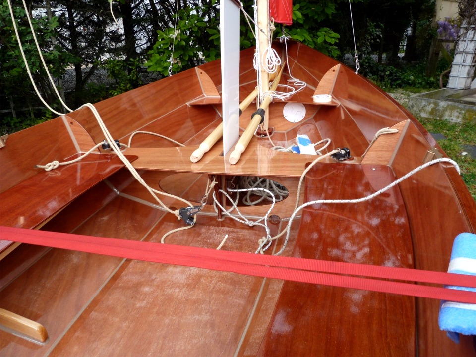 Vue de l'int&eacute;rieur avec les bancs lat&eacute;raux amovibles. 